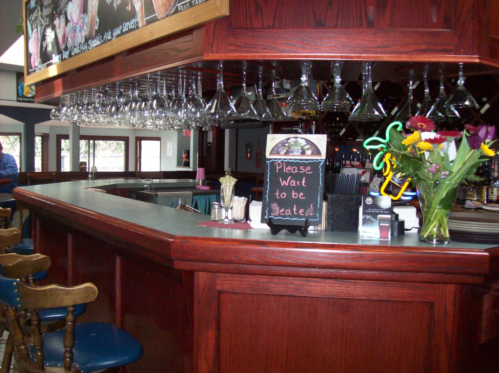 Deez Bar & Grill Qualicum Beach, BC VILocal