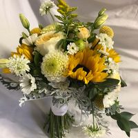 Lainey's Bouquets logo