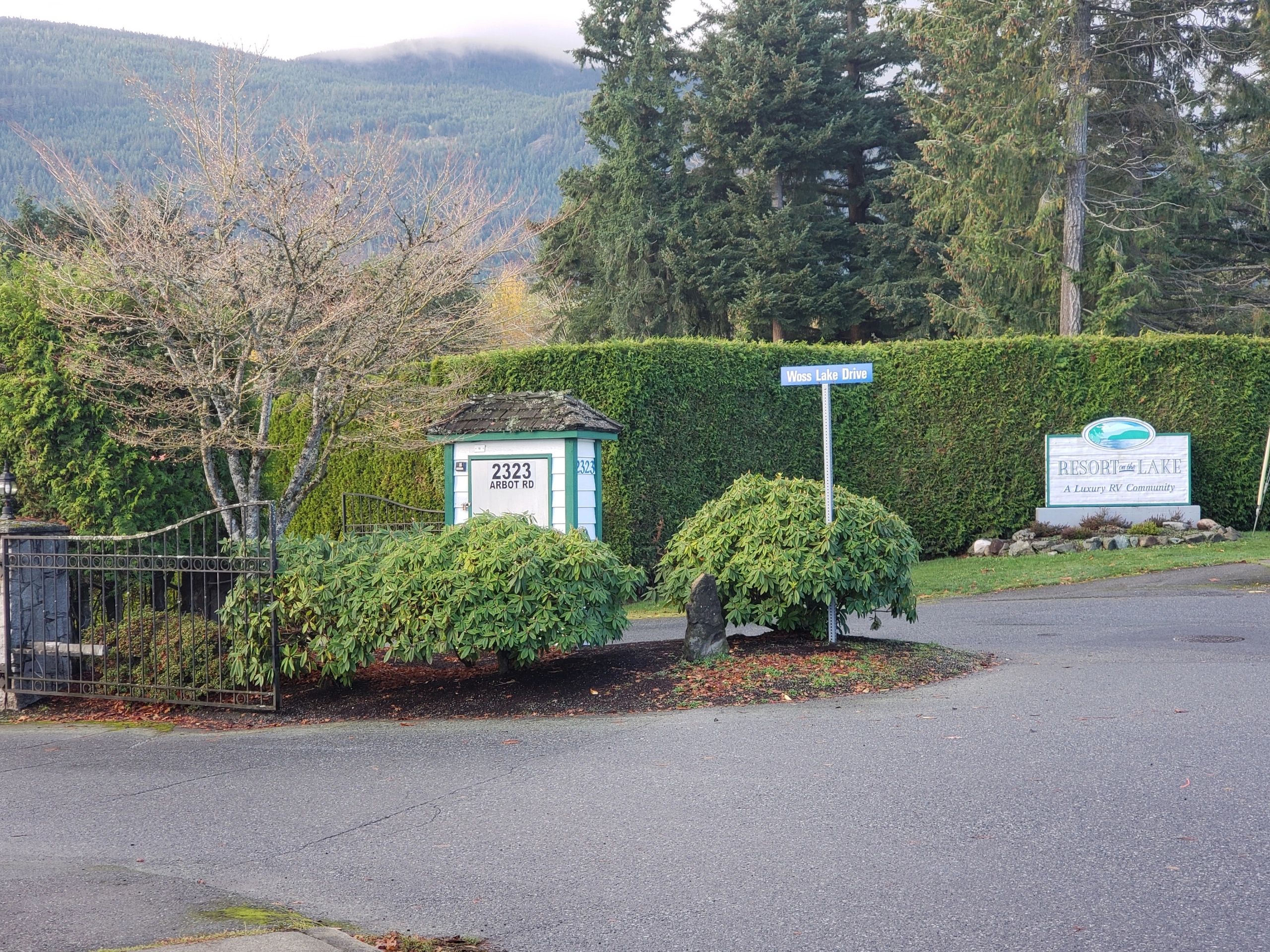 Resort On The Lake logo