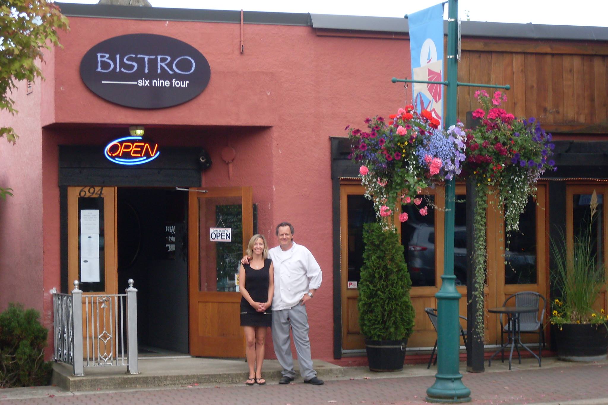Bistro 694 Qualicum Beach, BC VILocal
